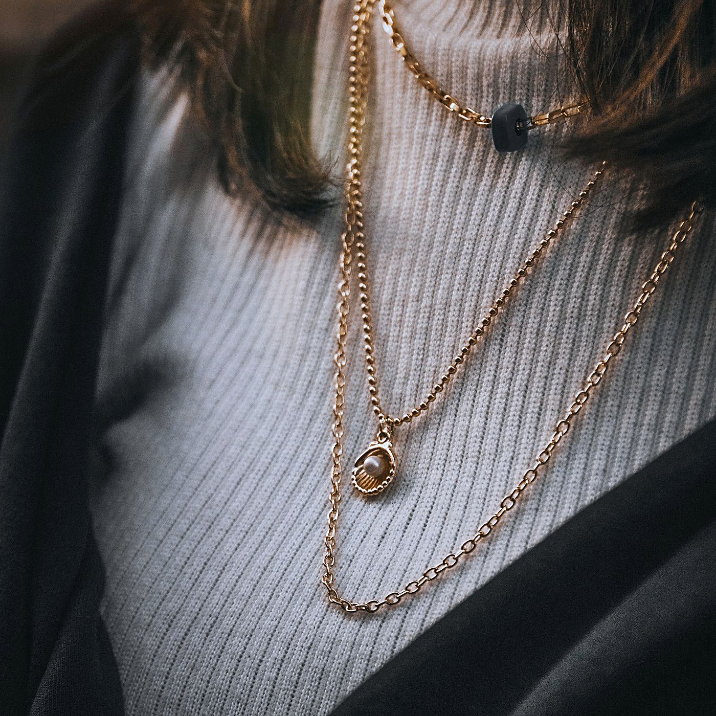 Layering-Kette Selene in Gold am Hals getragen