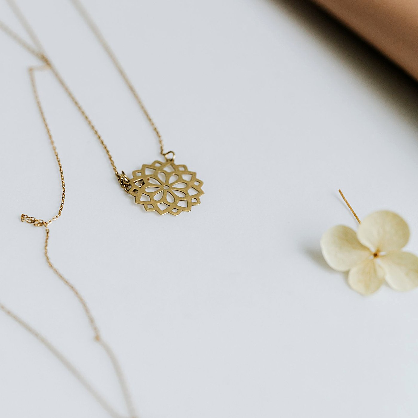 Goldkette Amara mit zartem Plaettchen-Anhaenger
