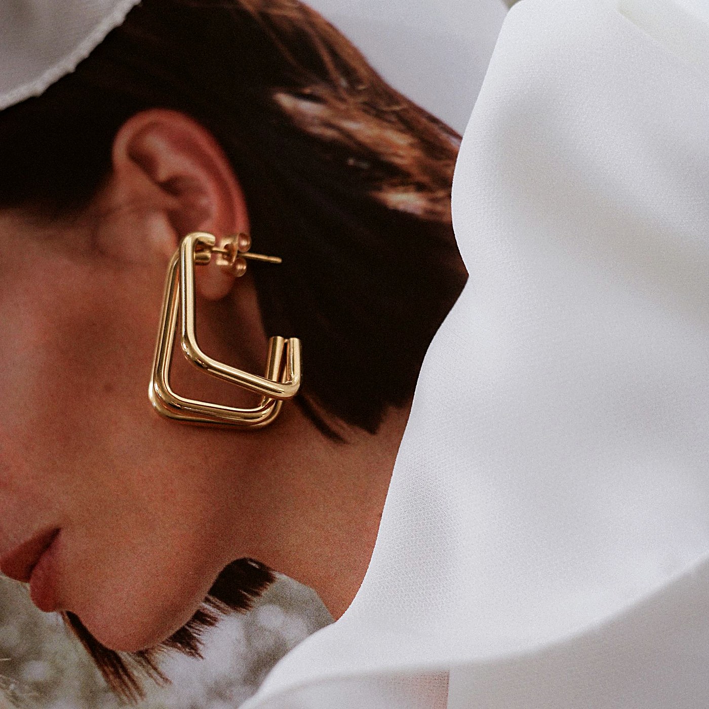 Statement-Ohrringe Ruby in Gold am Ohr getragen