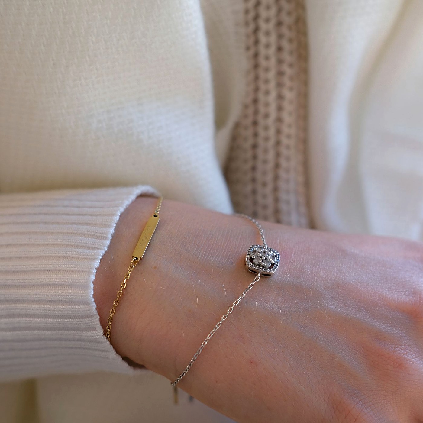 Armband Ava in Gold am Handgelenk getragen