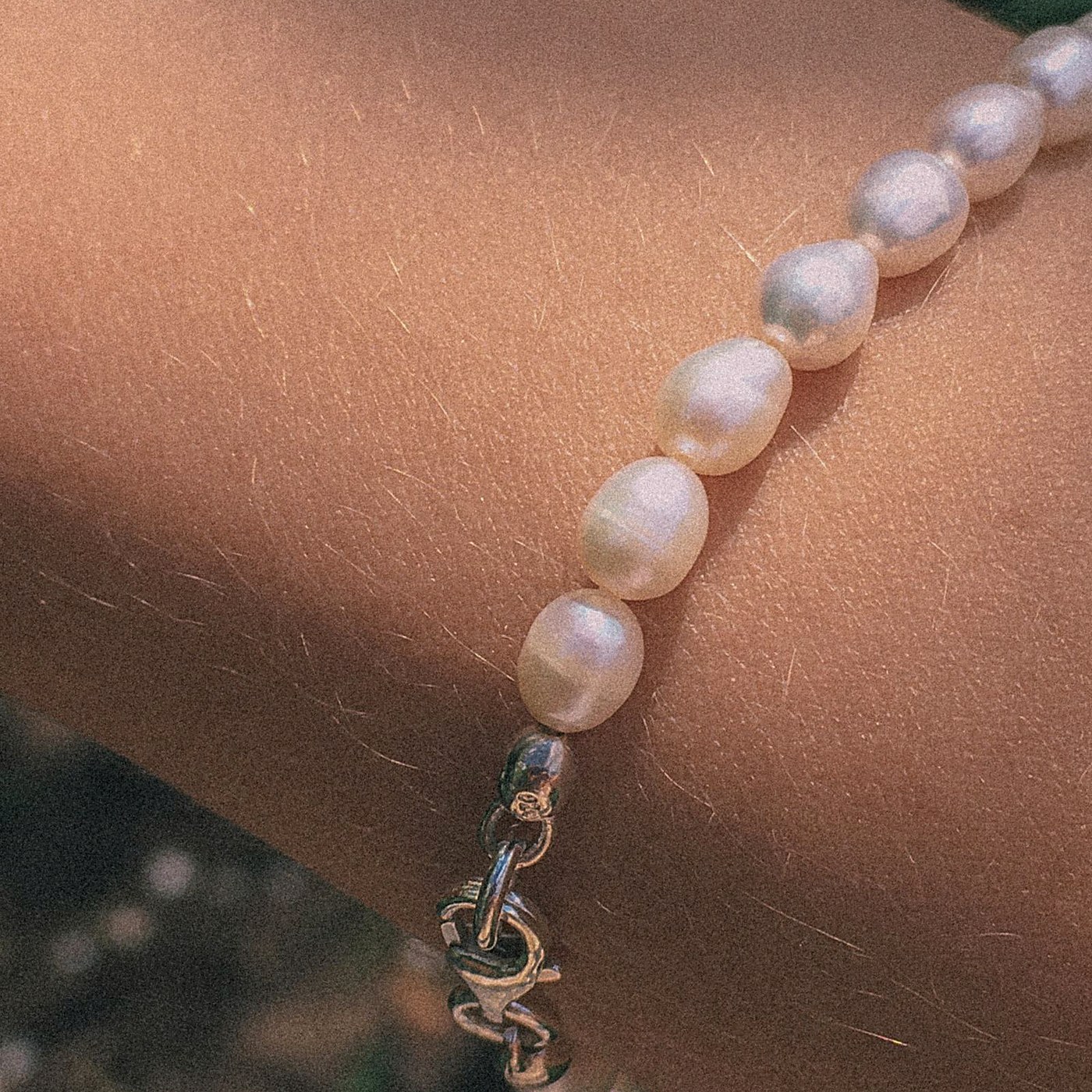 Armband Perla mit Perlen am Handgelenk getragen