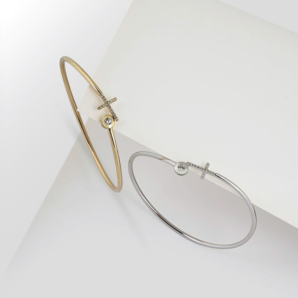 Bangle Nia - offener Armreif aus Silber mit Kugelenden
