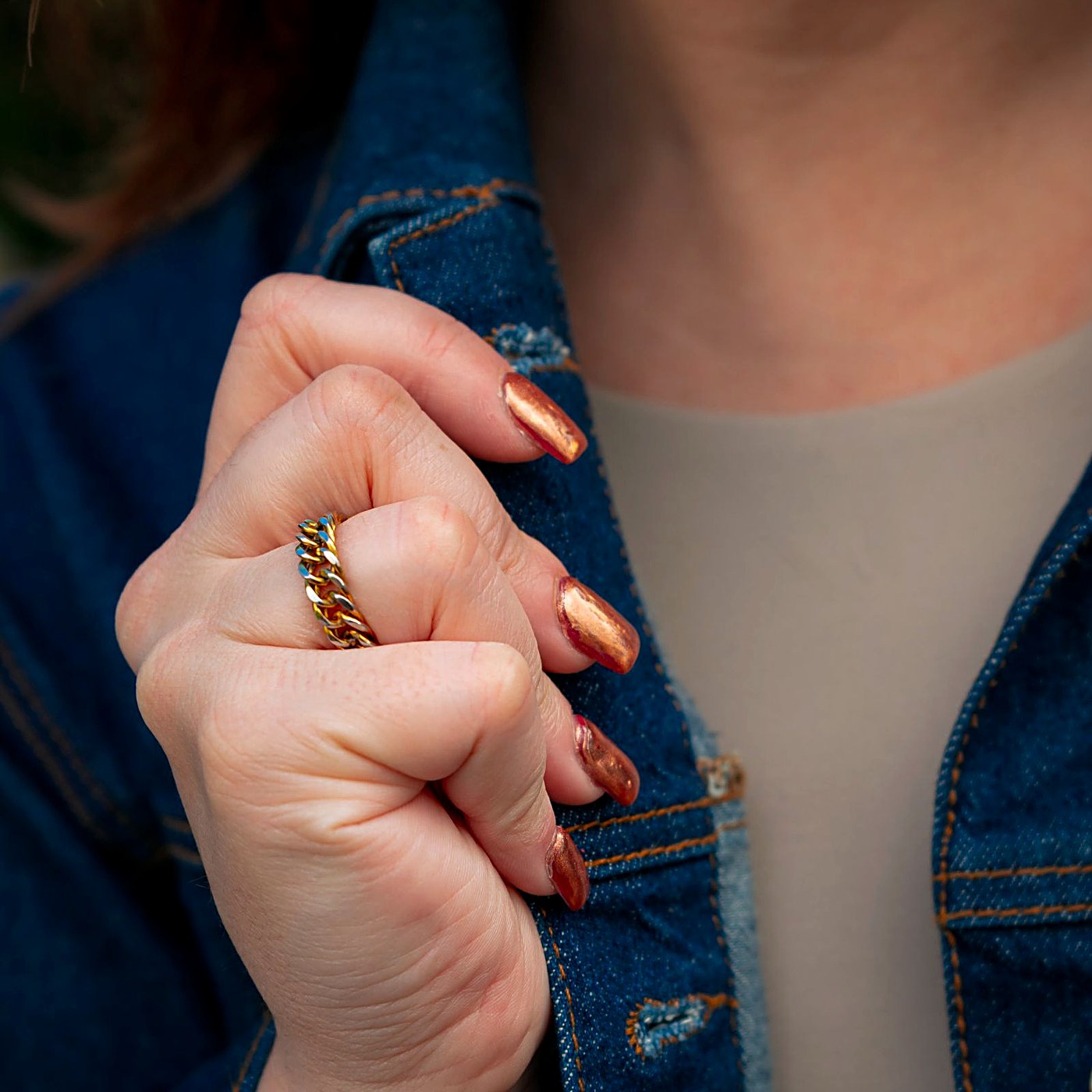 Ring Ella in Gold an der Hand getragen