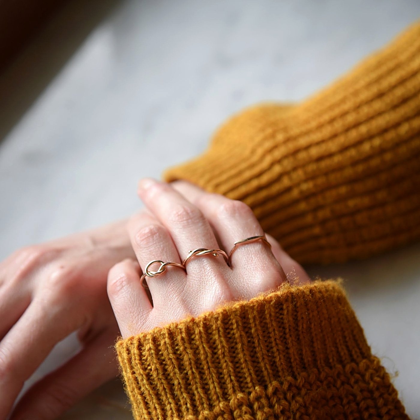 Ring-Set Trio in Gold an der Hand gestapelt getragen